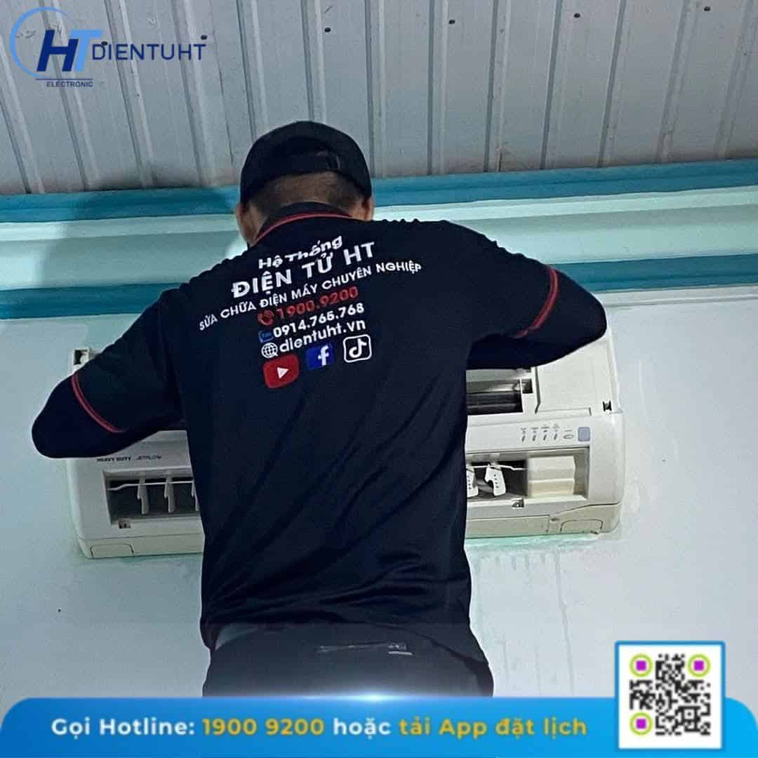 Kỹ thuật viên của HT đang thực hiện sửa chữa máy lạnh
