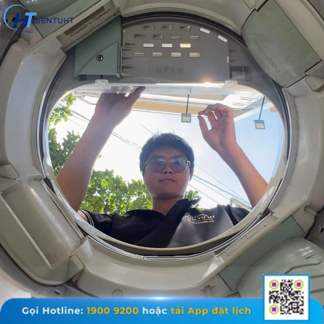 Bảng giá sửa máy giặt bao nhiêu tiền? Khi nào nên sửa, khi nào nên thay? 7 Kỹ thuật viên kiểm tra máy giặt