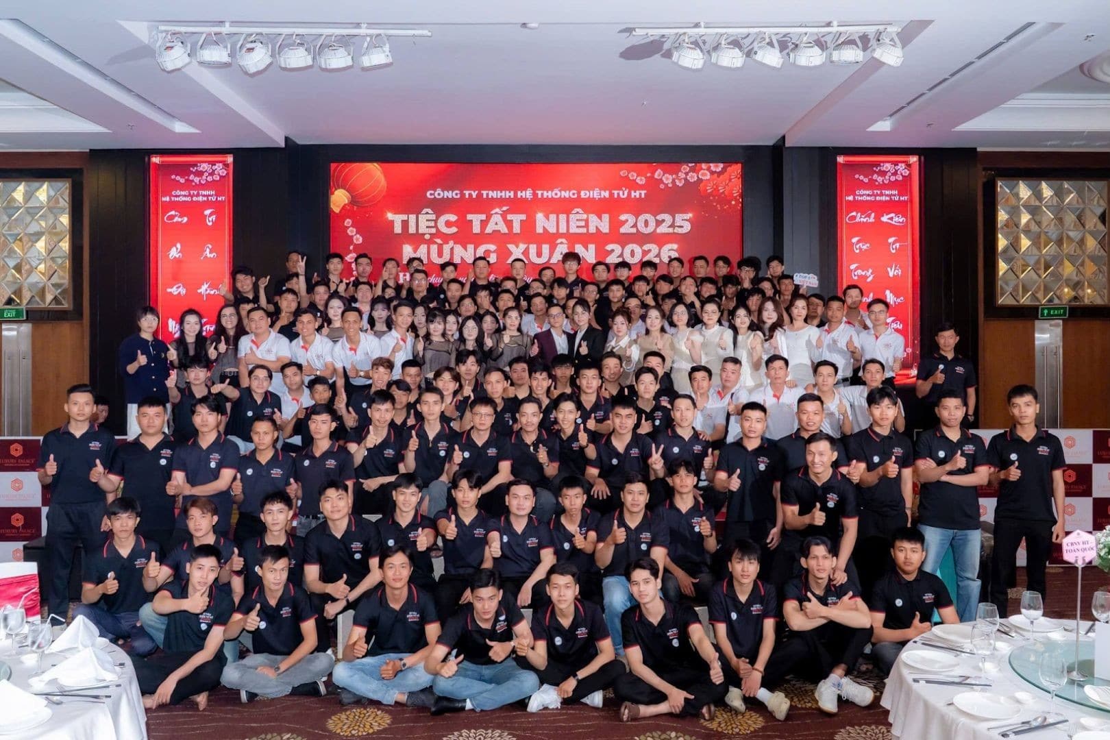 <i><span style="font-weight: 400;">Đội ngũ kỹ thuật viên giàu kinh nghiệm tại Hệ thống Điện tử HT</span></i>