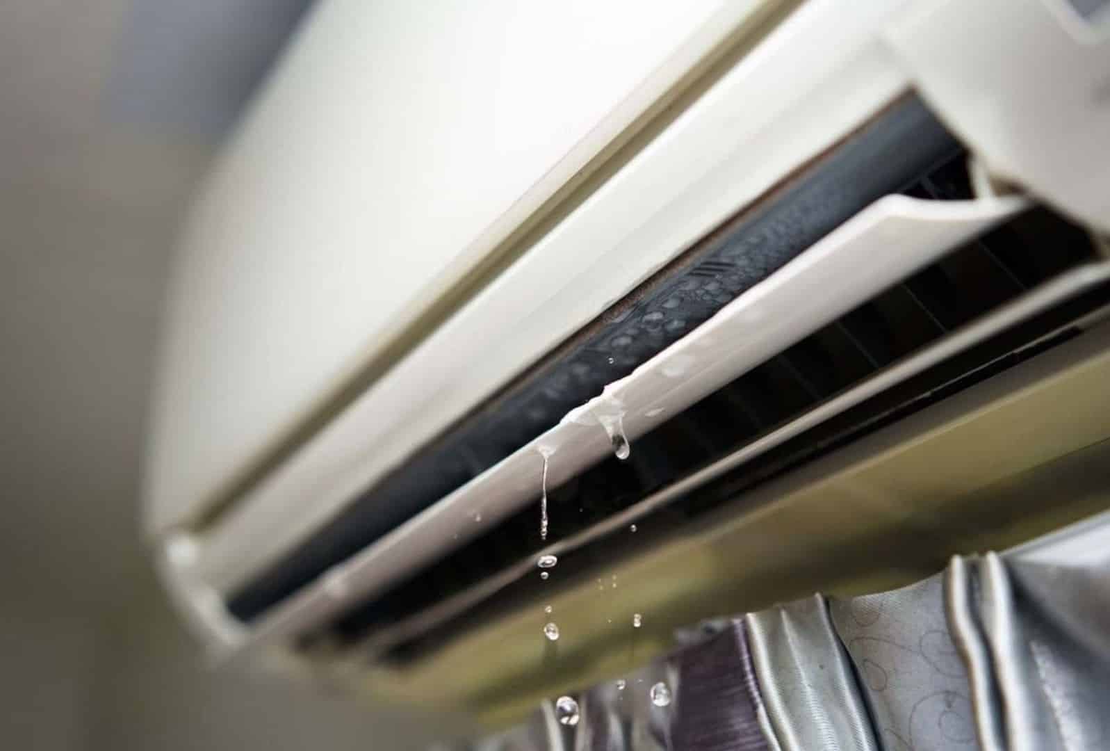 <i><span style="font-weight: 400;">Máy lạnh bị rò rỉ nước ra ngoài</span></i>