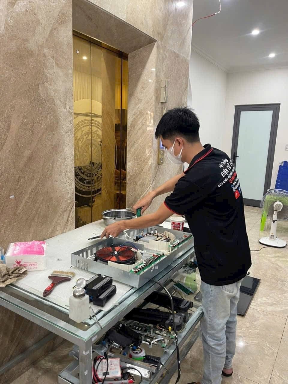 Sửa bếp điện tại nhà uy tín – Nhanh chóng, giá hợp lý tại HT 2 Kỹ thuật viên tại Điện tử HT sửa bếp điện