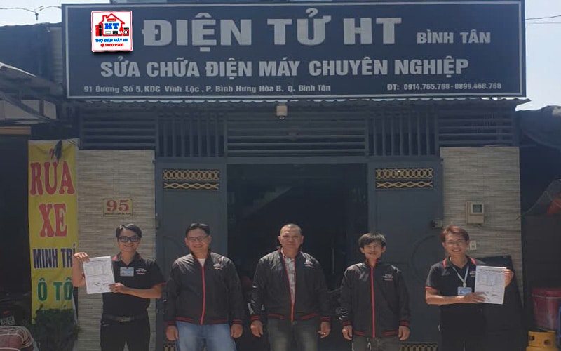 Kỹ thuật viên sửa chữa tại nhà Bình Tân