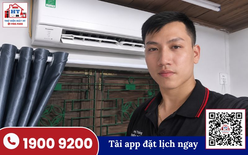 Kỹ thuật viên kiểm tra máy lạnh Daikin Kỹ thuật viên kiểm tra máy lạnh Daikin tại nhà, chuẩn bị xử lý mã lỗi U4 trên thiết bị.