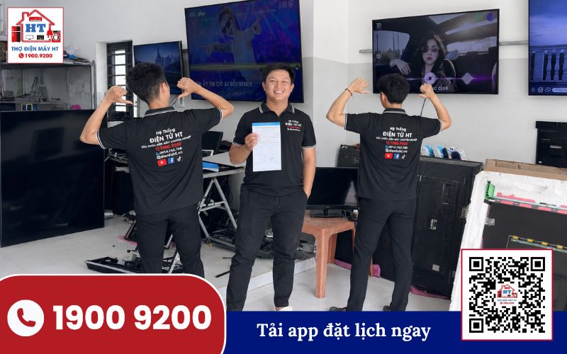 Kỹ thuật viên đang kiểm tra bo mạch bên trong tivi, sử dụng các dụng cụ chuyên dụng để chẩn đoán lỗi.