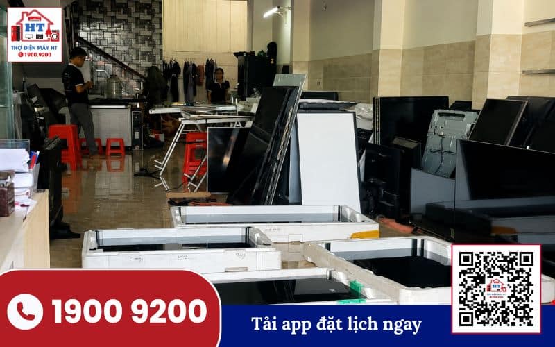 Kiểm tra tivi treo logo Kỹ thuật viên kiểm tra tivi đang hiển thị logo khởi động, chuẩn bị chẩn đoán lỗi treo logo.