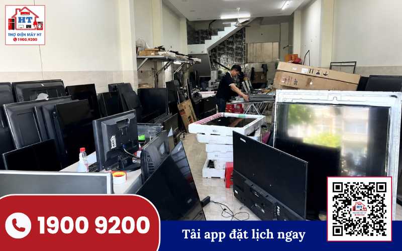 Kiểm tra mainboard tivi bị chập đường nguồn Kỹ thuật viên đang kiểm tra mainboard tivi để chẩn đoán lỗi chập đường nguồn