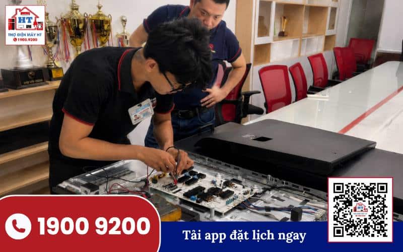 Kiểm tra bo mạch tivi OLED Kỹ thuật viên đang kiểm tra bo mạch bên trong tivi OLED