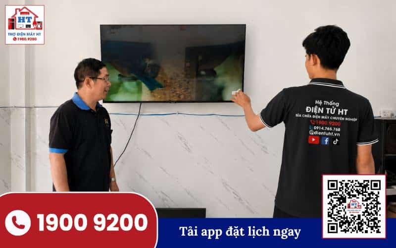Hình ảnh kỹ thuật viên đang kiểm tra tivi tại nhà khách hàng, sử dụng các thiết bị chuyên dụng.