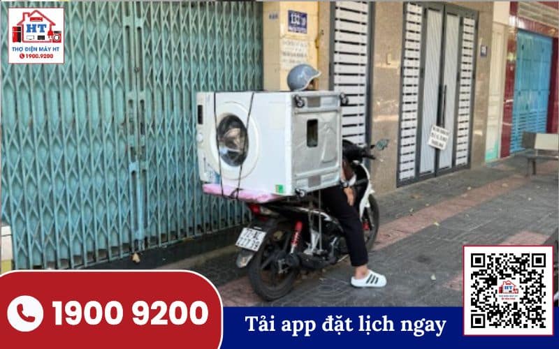 Kỹ thuật viên đang giao máy giặt Electrolux SensorWash đến nhà khách hàng để lắp đặt và kiểm tra ban đầu.
