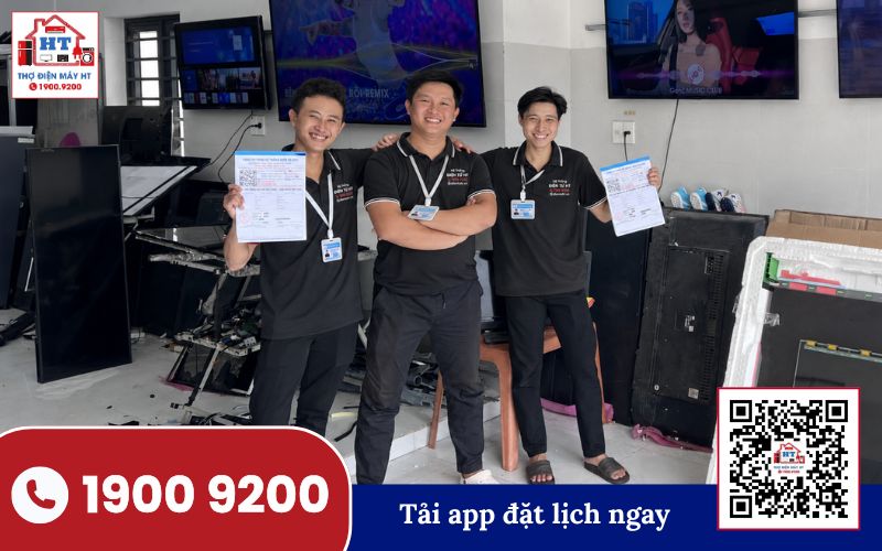 Kiểm tra bảng mạch tivi Kỹ thuật viên đang kiểm tra bảng mạch tivi bằng thiết bị chuyên dụng