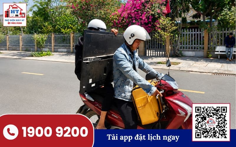 Kỹ thuật viên giao tivi đã sửa chữa đến nhà khách hàng, chuẩn bị lắp đặt và kiểm tra lần cuối.