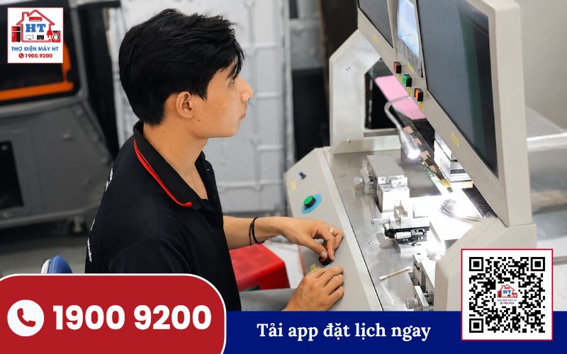 Kiểm tra lỗi màn hình tivi có chấm đen Kỹ thuật viên kiểm tra màn hình tivi có chấm đen, chấm màu bằng thiết bị chuyên dụng