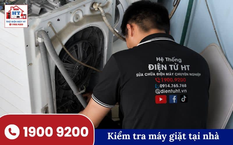 Kỹ thuật viên đang kiểm tra máy giặt Electrolux cửa trước để xác định nguyên nhân lỗi E10, tập trung vào các bộ phận