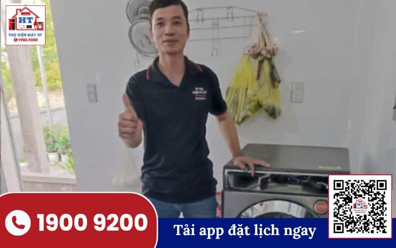 Kỹ thuật viên đang kiểm tra máy giặt Electrolux EWM1100 tại nhà để khắc phục lỗi E11