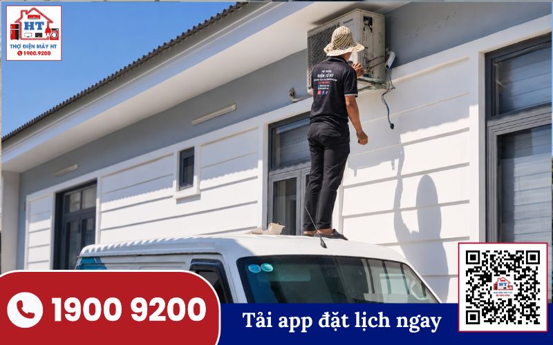 Kỹ thuật viên đang thực hiện vệ sinh lưới lọc và dàn lạnh của máy lạnh Daikin