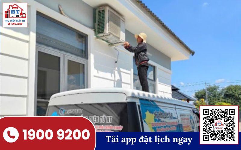 Kỹ thuật viên sử dụng ampe kìm đo dòng điện máy lạnh để kiểm tra hiệu suất hoạt động của thiết bị.