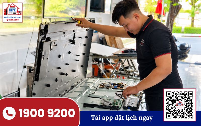 Bo mạch chính của tivi Panasonic Hình ảnh cận cảnh bo mạch bên trong một chiếc tivi Panasonic, thể hiện các linh kiện điện tử trên bảng mạch chính.