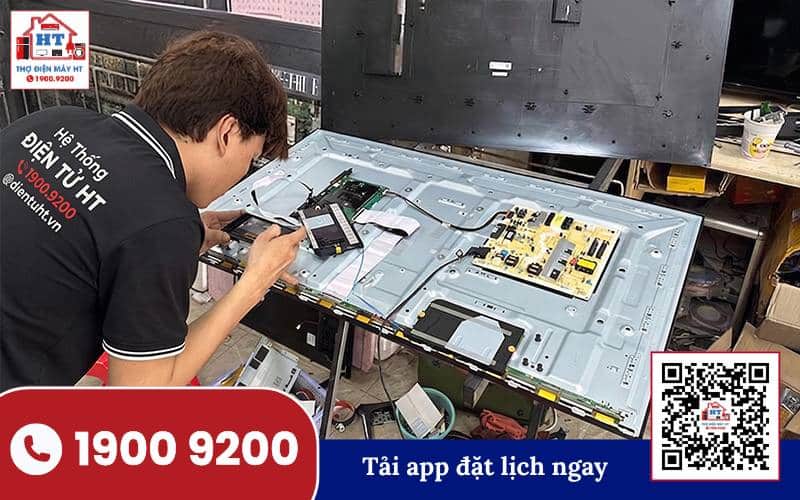 Kiểm tra điện áp bo mạch tivi bằng đồng hồ đo chuyên dụng Kỹ thuật viên đang dùng đồng hồ vạn năng đo điện áp trên bo mạch tivi để kiểm tra hoạt động.