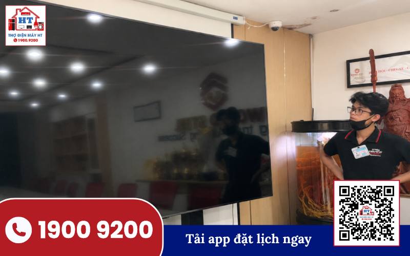 Kiểm tra tín hiệu tivi bằng máy hiện sóng Kỹ thuật viên sử dụng máy hiện sóng để kiểm tra tín hiệu điện tử trong quá trình sửa chữa tivi