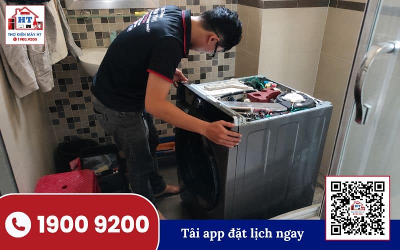 Kiểm tra máy giặt Electrolux EWM1100 Kỹ thuật viên kiểm tra máy giặt Electrolux EWM1100, chuẩn bị thực hiện chế độ chẩn đoán