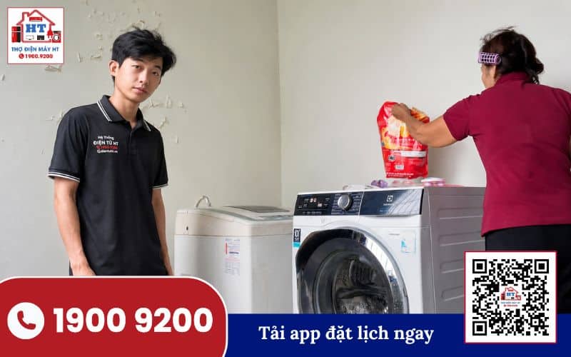 Kỹ thuật viên đang kiểm tra bảng điều khiển và các linh kiện bên trong máy giặt Haier cửa trên để chẩn đoán mã lỗi.