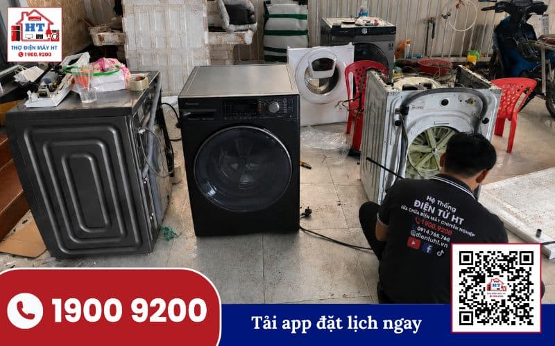 Hình ảnh kỹ thuật viên đang kiểm tra máy giặt Electrolux EWM1100 tại nhà, tập trung vào bảng điều khiển.
