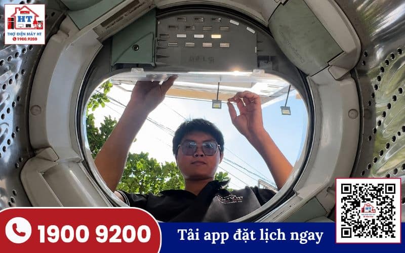 Kiểm tra máy giặt Electrolux tại nhà khách hàng Kỹ thuật viên đang kiểm tra máy giặt Electrolux tại nhà khách hàng để xác định mã lỗi và sự cố.