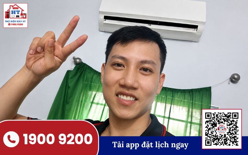 Kỹ thuật viên kiểm tra quạt BLDC dàn nóng máy lạnh bằng đồng hồ vạn năng