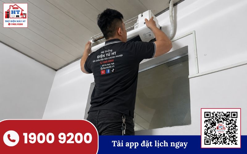 Dịch vụ sửa máy lạnh Panasonic dân dụng Hình ảnh minh họa dịch vụ sửa máy lạnh Panasonic tại nhà, tập trung vào việc kiểm tra và xử lý các lỗi kỹ thuật.