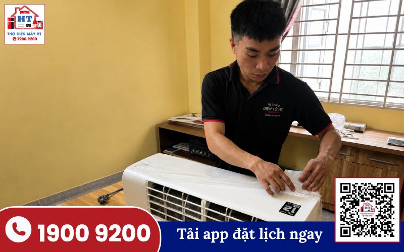 Kiểm tra máy lạnh Toshiba tại nhà Kỹ thuật viên đang kiểm tra dàn lạnh của máy lạnh Toshiba tại nhà khách hàng