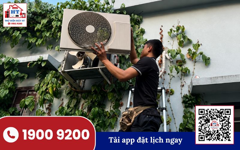 Hình ảnh minh họa dịch vụ sửa chữa máy lạnh Panasonic tại nhà, với kỹ thuật viên đang kiểm tra thiết bị.