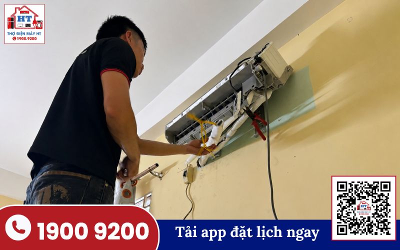 Kỹ thuật viên kiểm tra máy lạnh Sharp Hình ảnh kỹ thuật viên đang kiểm tra và sửa chữa máy lạnh Sharp, tập trung vào việc chẩn đoán mã lỗi hiển thị trên