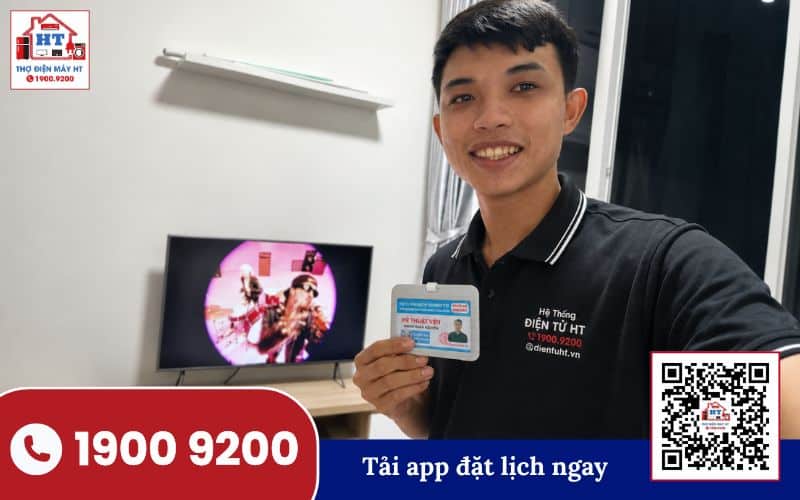 Kỹ thuật viên kiểm tra hệ thống đèn nền tivi Hệ thống đèn nền tivi đang được kiểm tra bởi kỹ thuật viên chuyên nghiệp