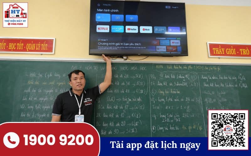 Kỹ thuật viên đang kiểm tra mainboard tivi để chẩn đoán lỗi, chuẩn bị cho quá trình sửa chữa.