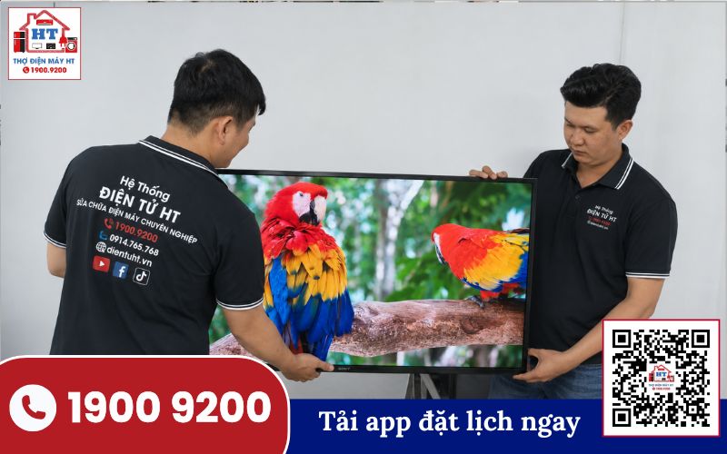 Kiểm tra bo mạch tivi tại nhà Kỹ thuật viên đang kiểm tra bo mạch bên trong một chiếc tivi tại nhà khách hàng, tập trung vào khu vực nguồn.