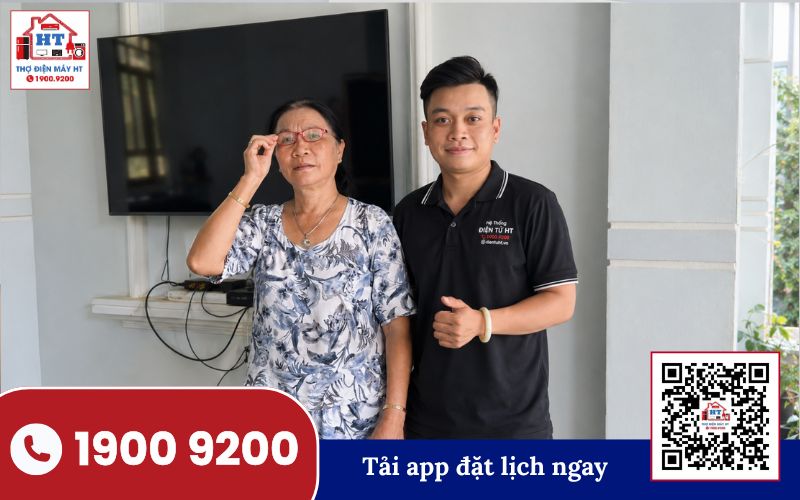 Kỹ thuật viên kiểm tra tivi treo logo Kỹ thuật viên kiểm tra tivi tại nhà khách hàng với thiết bị chuyên dụng, chuẩn đoán lỗi treo logo