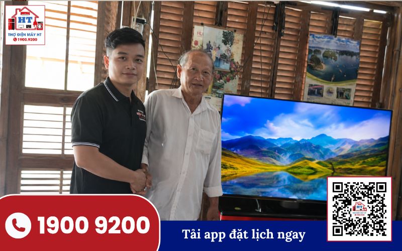 Kỹ thuật viên đang kiểm tra bo mạch tivi tại nhà khách hàng, tập trung vào khu vực nguồn điện