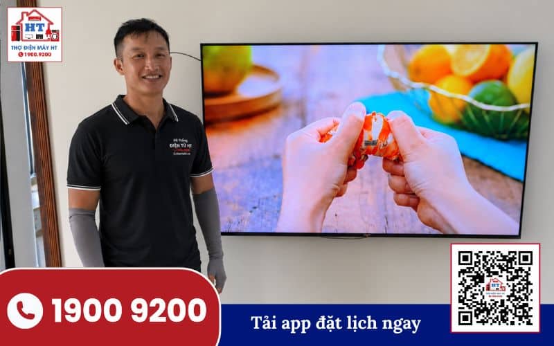 Kỹ thuật viên đang kiểm tra bo mạch chính của tivi bằng đồng hồ vạn năng