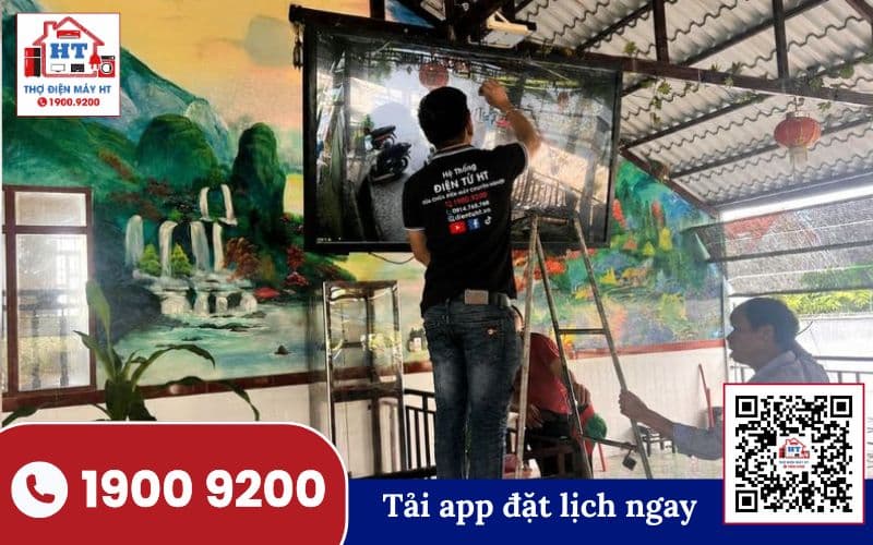 Kiểm tra tivi không lên nguồn Kỹ thuật viên đang kiểm tra tivi không lên nguồn, tập trung vào các bộ phận bên trong để xác định nguyên nhân.