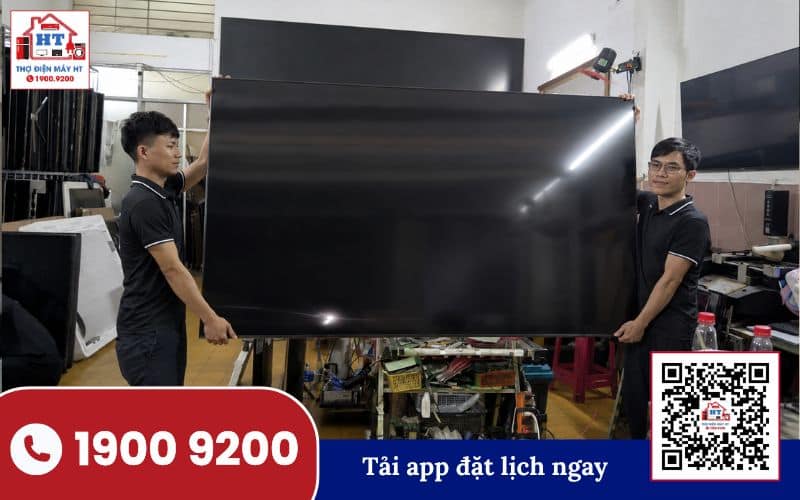Kiểm tra màn hình tivi trước khi thay thế Kỹ thuật viên kiểm tra màn hình tivi bằng thiết bị chuyên dụng để xác định tình trạng hỏng hóc