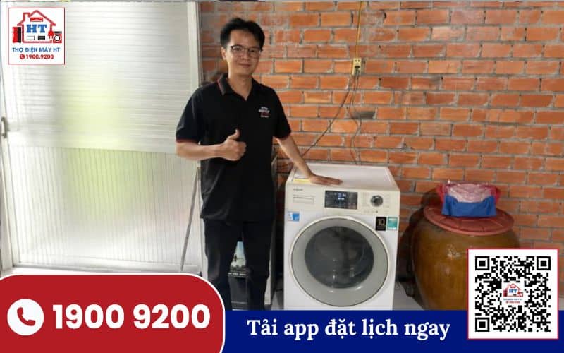 Kỹ thuật viên đang kiểm tra bên trong máy giặt cửa trên để tìm nguyên nhân không cấp nước