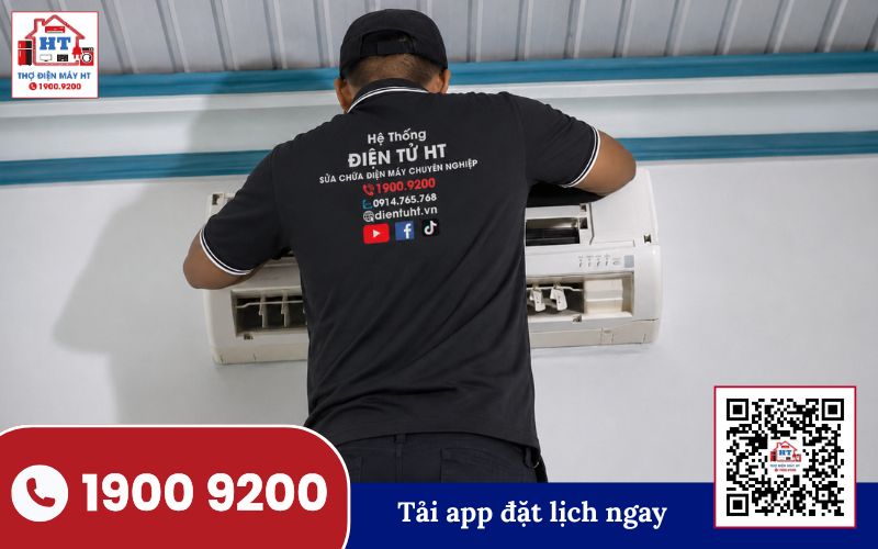 Kỹ thuật viên đang thực hiện vệ sinh lưới lọc và dàn lạnh của máy lạnh Panasonic