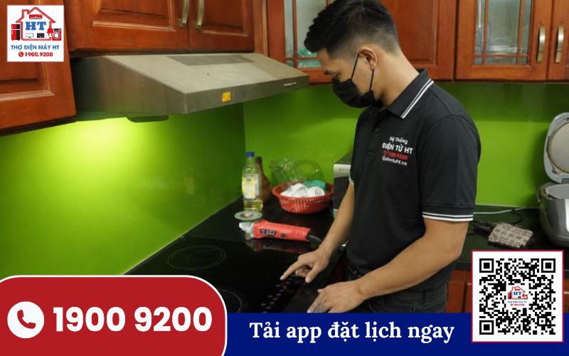 Kỹ thuật viên đang kiểm tra mâm từ của bếp từ để xác định nguyên nhân sự cố và đưa ra phương án sửa chữa.