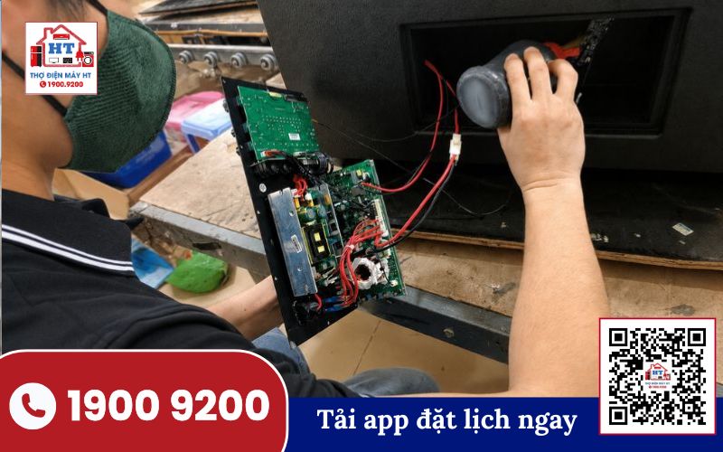 Kiểm tra bo mạch loa kéo bằng đồng hồ vạn năng Kỹ thuật viên đang kiểm tra bo mạch loa kéo bằng đồng hồ vạn năng để xác định lỗi