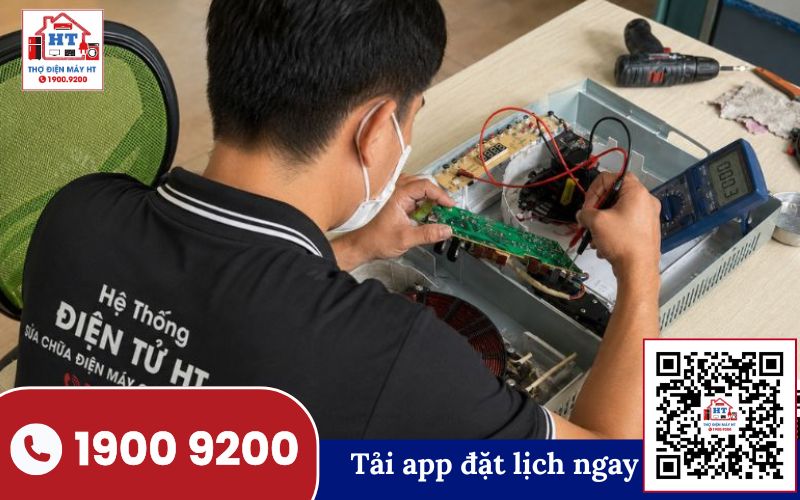 Kỹ thuật viên đang kiểm tra bo mạch điều khiển của bếp từ Midea FP-60ISL160WETL-N để xác định nguyên nhân lỗi.