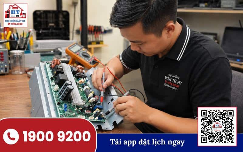 Kỹ thuật viên kiểm tra bo mạch điều khiển của quạt hơi nước để chẩn đoán lỗi không bơm nước.