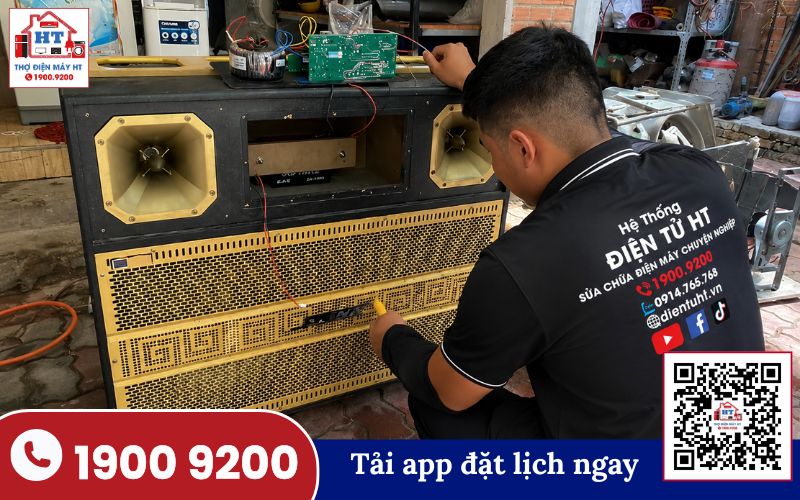 Kỹ thuật viên kiểm tra loa kéo Nanomax tại nhà, chuẩn bị thực hiện sửa chữa