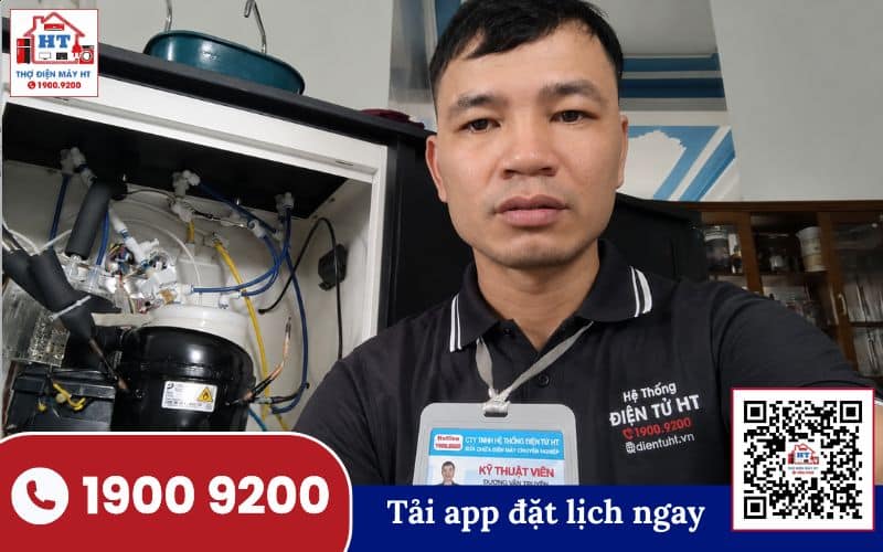 Kỹ thuật viên đang kiểm tra hiệu suất màng RO của máy lọc nước bằng bút TDS và cốc đong.