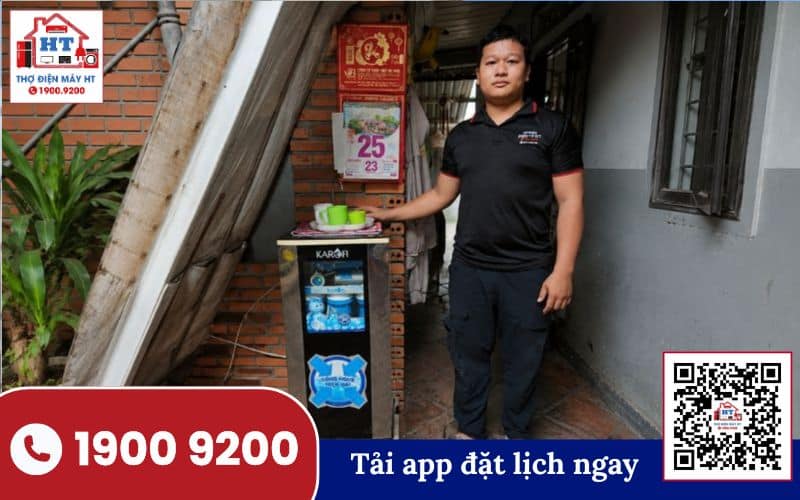 Kiểm tra màng RO máy lọc nước Kỹ thuật viên kiểm tra màng RO máy lọc nước trong quá trình bảo dưỡng thiết bị.
