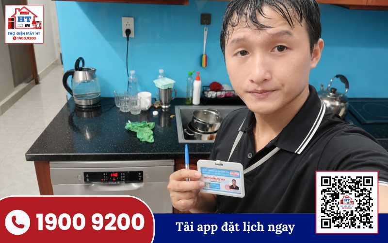 Kiểm tra lưu lượng kế máy rửa chén Kỹ thuật viên kiểm tra lưu lượng kế của máy rửa chén để xác định nguyên nhân lỗi cấp nước.